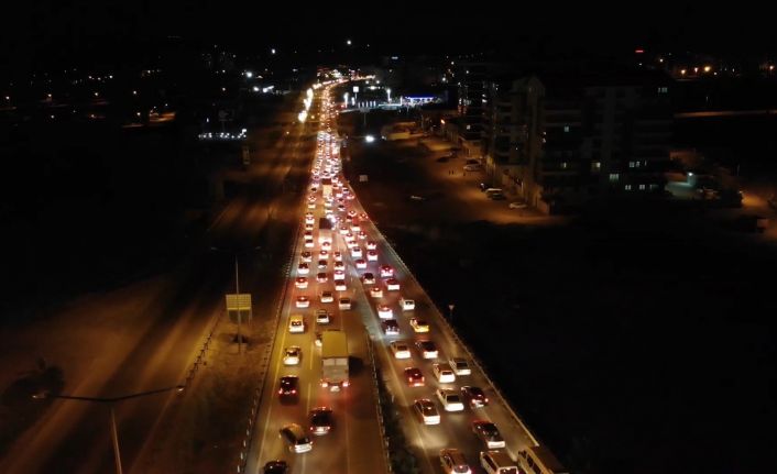 ’Kilit kavşak’ Kırıkkale’de gece yarısı trafik yoğunluğu: Araç kuyruğu 15 kilometreyi buldu