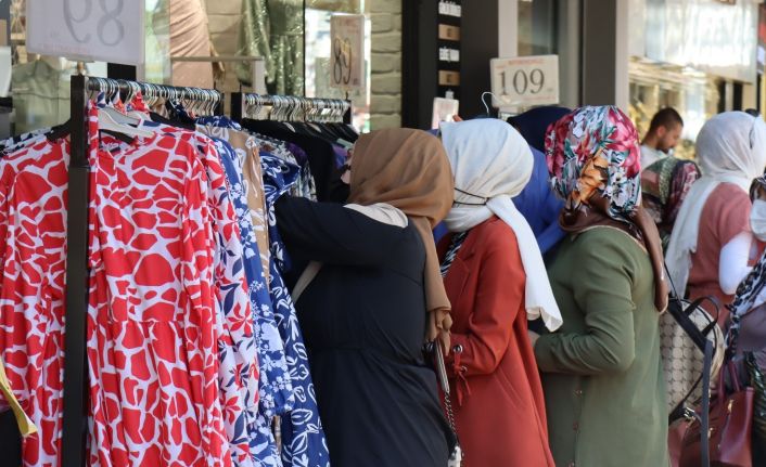 Kısıtlamasız ilk bayramı iple çekenler alışverişe koştu