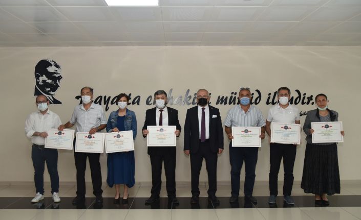 KMÜ’de engelsiz üniversite bayrakları birimlerine teslim edildi