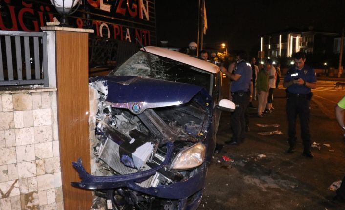 Kontrolden çıkan araç düğün salonunun duvarına çarptı: 1’i ağır 4 yaralı