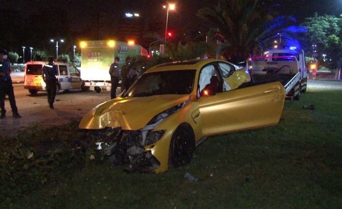 Kontrolden çıkan lüks otomobil aydınlatma direğine çarptı, sürücü olay yerinden kaçtı
