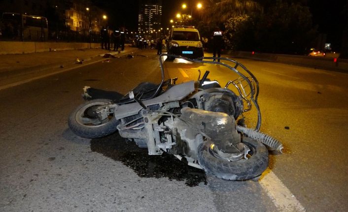 Kontrolden çıkan otomobil trafik polisi ve motosiklete çarptı: 2 ölü, 1 polis yaralı
