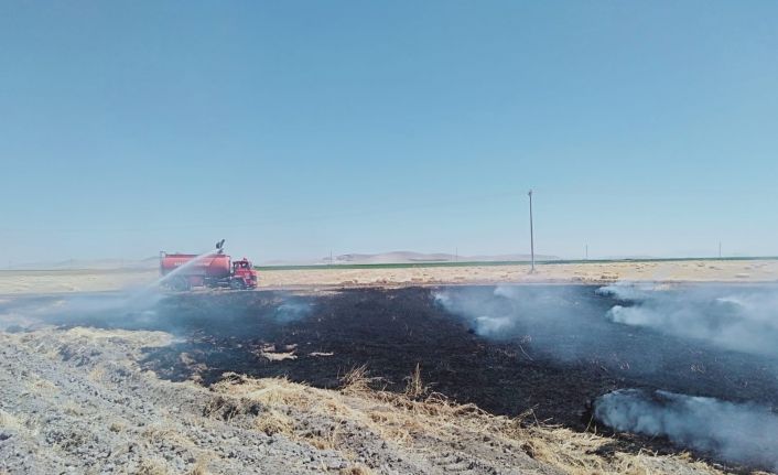 Kopan elektrik teli tarladaki saman balyalarını küle çevirdi