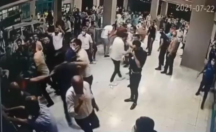 Korona virüsten ölen şahsın yakınları sağlık çalışanları ve polislere saldırdı