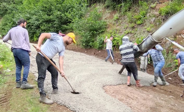 Köyün gençleri "Her şeyi devletten beklememek lazım" dediler, yayla yollarına kendileri beton döktüler
