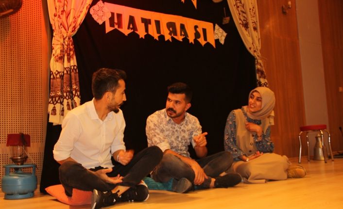 Kulp’ta drama kursiyerleri sergiledikleri “90’larda Çocuk Olmak” adlı gösteri ile gülümsetip, düşündürttü