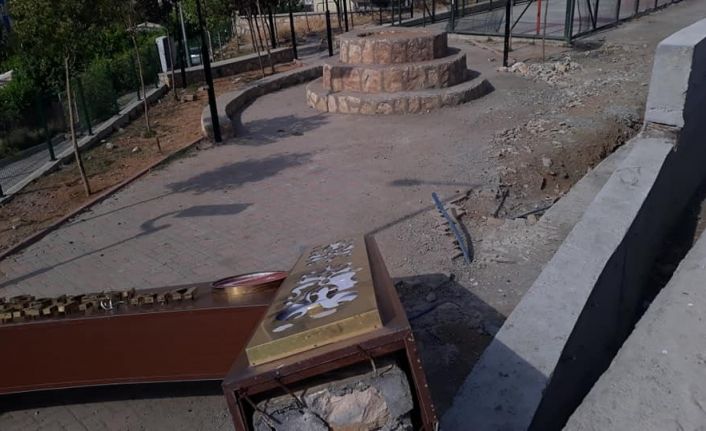 Kulp’ta şiddetli rüzgar park tabelasını devirdi