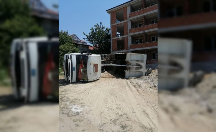 Kum boşaltan kamyon devrildi: 1 yaralı