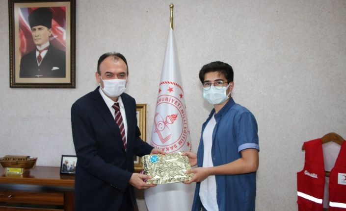 LGS Türkiye birincilerinden Tanrıkulu: "Sınava çalışırken teknolojik aletlerden uzak durdum"