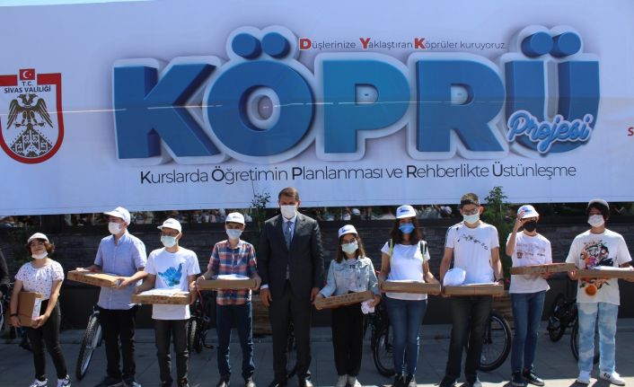 LGS’de başarılı olan 137 öğrenci tek tek ödüllendirildi