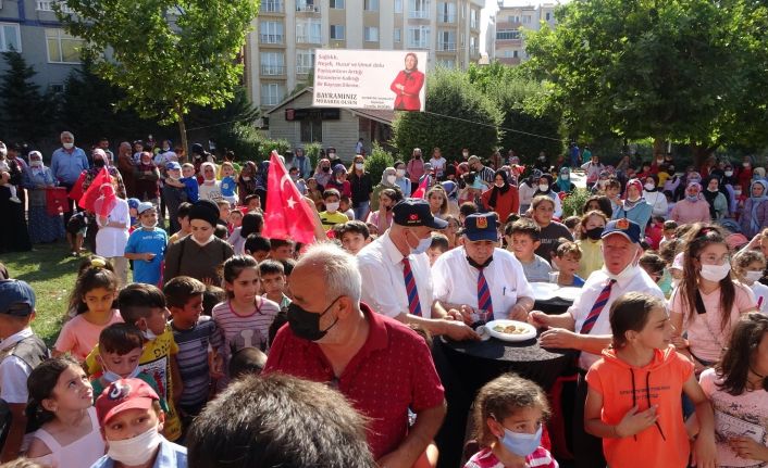 Mahalle muhtarından yüzlerce çocuğa bayram şenliği