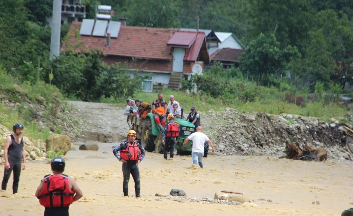 Mahsur kalan köylülerin traktörle karşıya geçebilmesi için dere içinde çalışma başlatıldı
