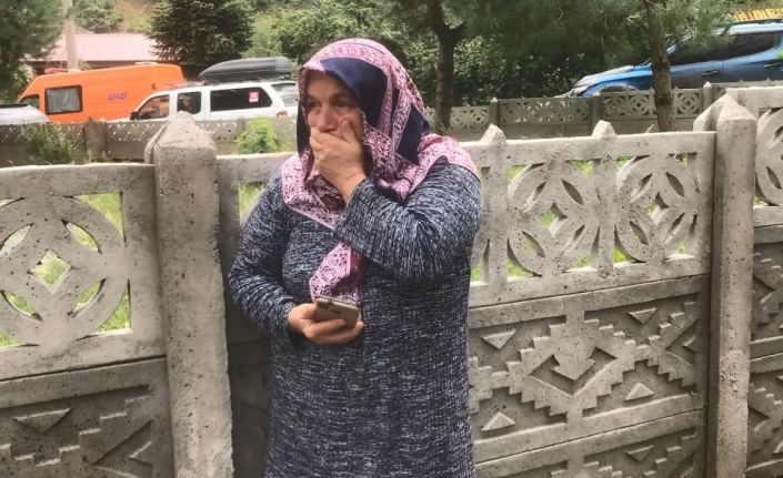 Mahsur kaldığı alandan kepçe ile kurtarılan kadın, gözyaşlarını tutamadı