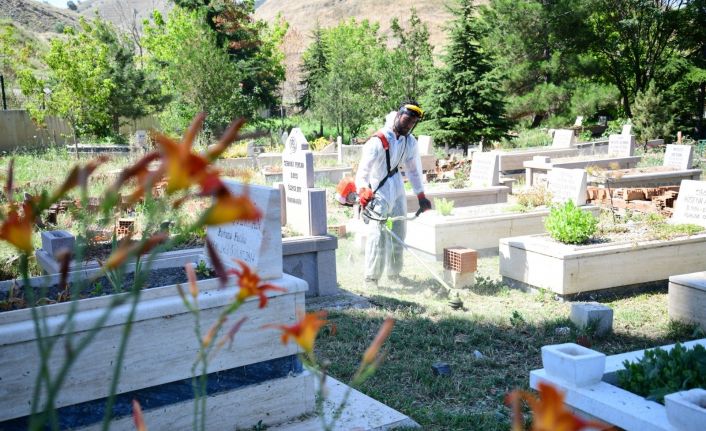 Mamak’ta mezarlıklar bayrama hazırlanıyor