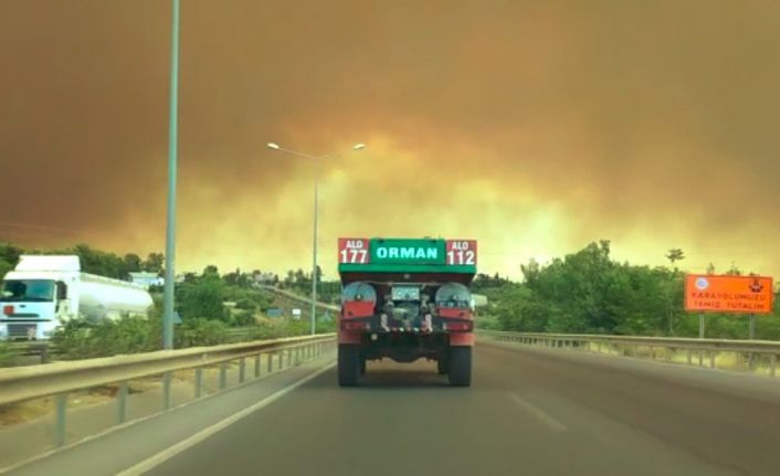 Manavgat’taki yangına 10 ilden 19 helikopter 103 arazöz müdahale ediyor