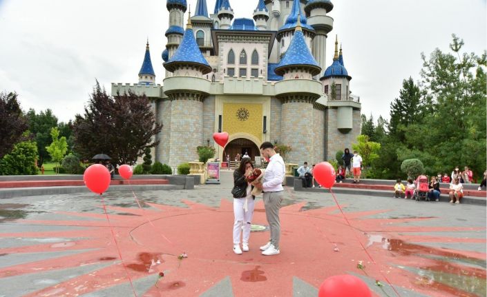 Masal Şatosu önünde rüya gibi evlilik teklifi