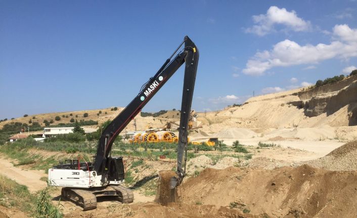 MASKİ bir yandan dereleri temizliyor bir yandan mahallelere içme suyu sağlıyor