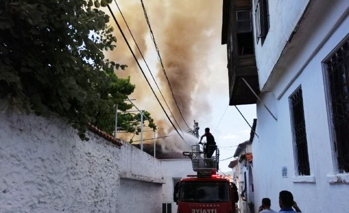 Menteşe’de korkutan çatı yangını