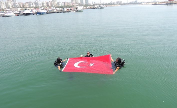 Mersin’de dalgıç polisler denizde Türk bayrağı açtı, kirliliği görüntüledi