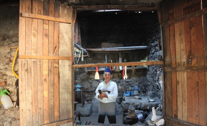 Mesleği bırakmasına rağmen her Kurban Bayramı öncesi mahallelinin bıçaklarını ücretsiz bileyliyor