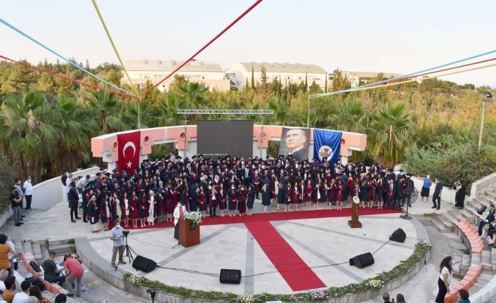 MEÜ Tıp Fakültesinden mezun olan yeni doktorlar diplomalarını aldı