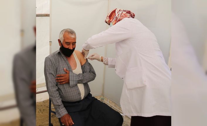 Mevsimlik tarım işçilerine, korona virüs aşısı yapılıyor