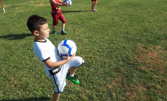 Minikler futbol kurslarında hem eğleniyor hem de öğreniyor