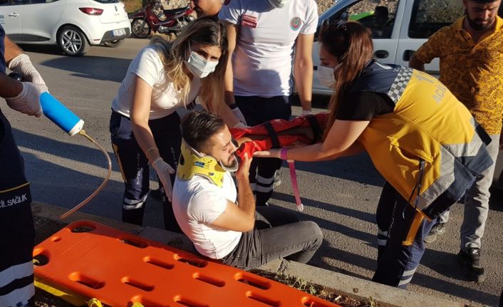 Motosiklet refüje çarptı: 2 yaralı