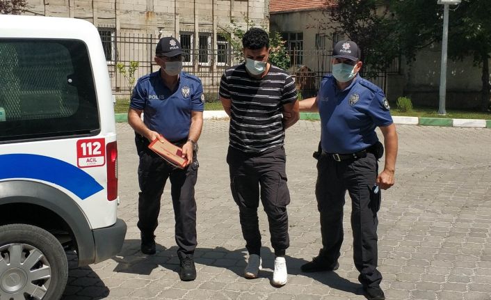 Motosikletteki 2 kişinin öldüğü, 1 polisin yaralandığı kazayla ilgili otomobil sürücüsü adliyede