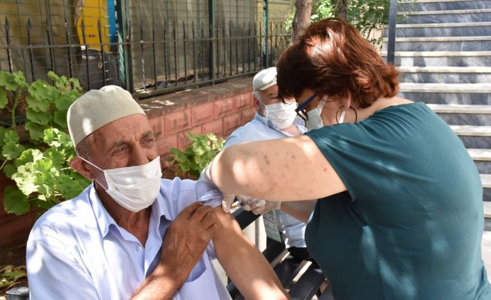 Muhtar ikna edince, Kovid-19 aşıları yapıldı