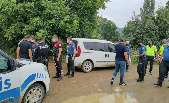 Nefes kesen kovalamaca sırasında polis otosuna çarpıp kaza yapan şüpheli yakalandı