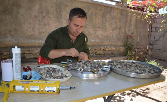 Nehir ve derelerden topladığı renkli taşları sanata dönüştürüyor