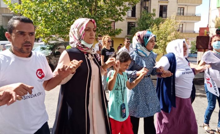 Oğlu teslim olan anne, HDP il binası önünde kurban kesip davul zurna eşliğinde halay çekti