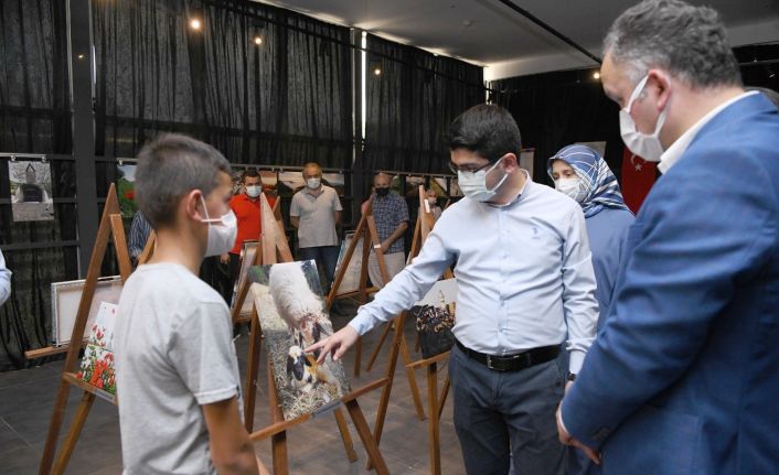 Öğrenciler, okullarının ihtiyaçlarını karşılamak için sergi açtı