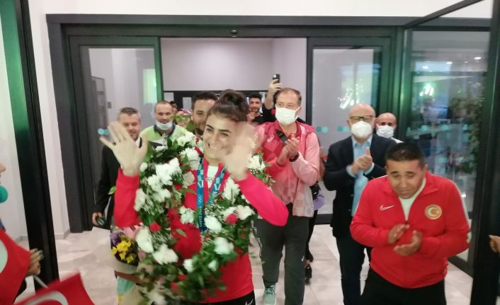 Olimpiyat üçüncüsü milli tekvandocu Hatice Kübra İlgün yurda döndü