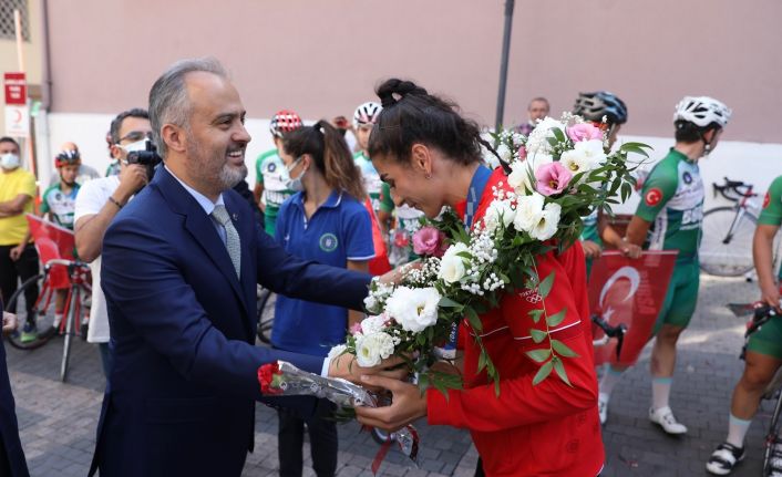 Olimpiyatlarda tarih yazan İlgün’e coşkulu karşılama