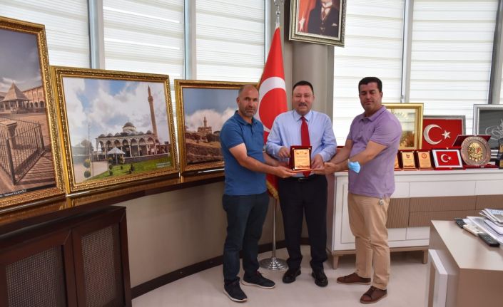 Önce yolları yapıldı, şimdi de futbol sahası ve çocuk oyun grubu kazandırılıyor