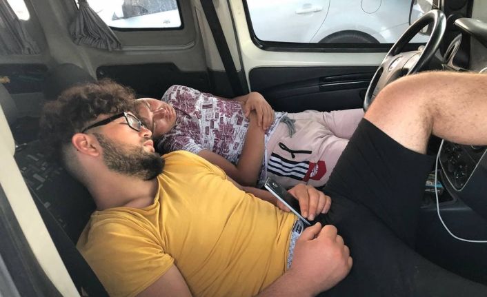 Oteller yüzde yüz doldu, dışarıda kalan tatilciler araçlarında ve yerlerde uyudu
