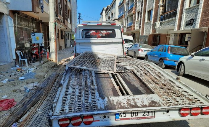 Oto kurtarıcı ile inşaattan demir çalarken yakalandı