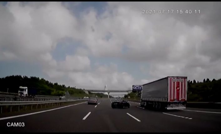 Otobanda dehşet anları...Makas atarken bir otobüs dolusu insanı canından ediyordu