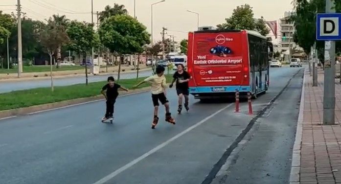 Otobüsün arkasında tehlikeli yolculuk otobüs şoförünün fark etmesiyle son buldu