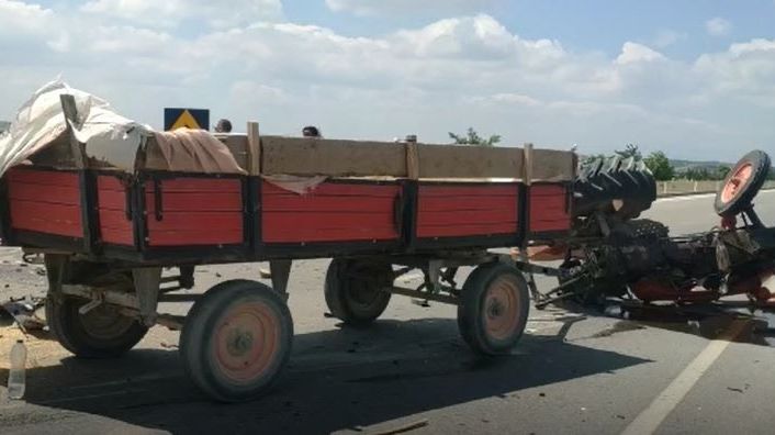 Otomobil buğday yüklü traktörle çarpıştı: 6 yaralı