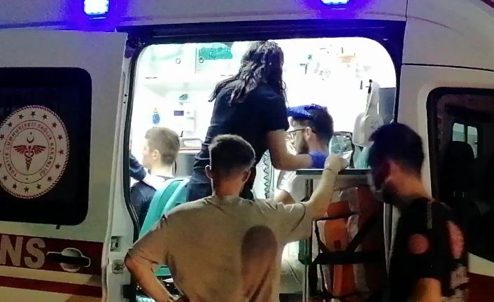 Otomobil ile servis minibüsü çarpıştı: 2 yaralı