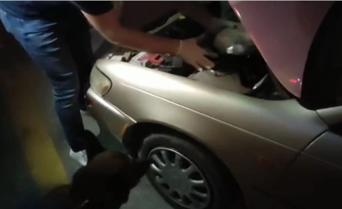 Otomobilin motor bölümünden esrar çıktı