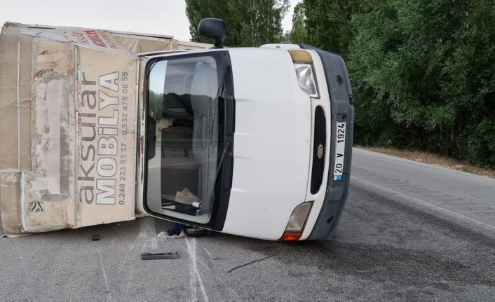 Otomobille çarpışan mobilya yüklü kamyonet yan yatıp sürüklendi: 4 yaralı