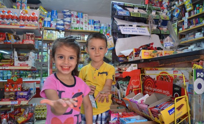 (Özel) 25 yıllık bakkal ‘askıda bozuk para’ kampanyasıyla çocukları sevindiriyor