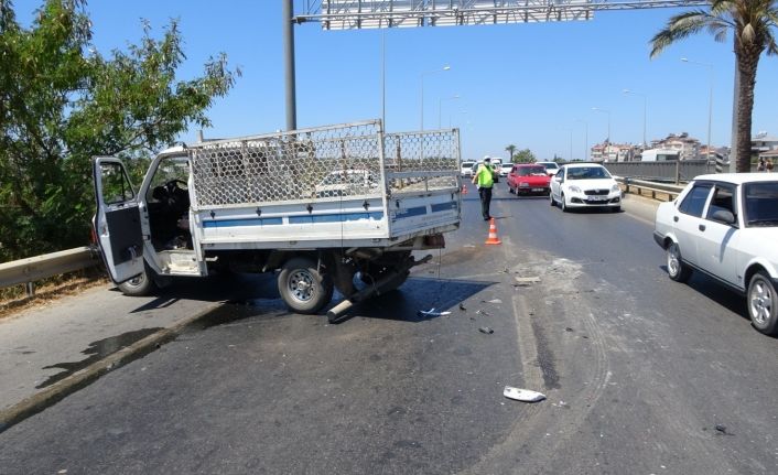 (ÖZEL) Açılan motor kaputunu hareket halinde kapatmak isterken kaza yaptı