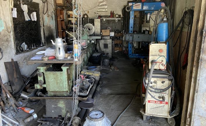 (Özel) Bayram günü torna atölyesinde bu kadarına pes dedirten hırsızlık kamerada