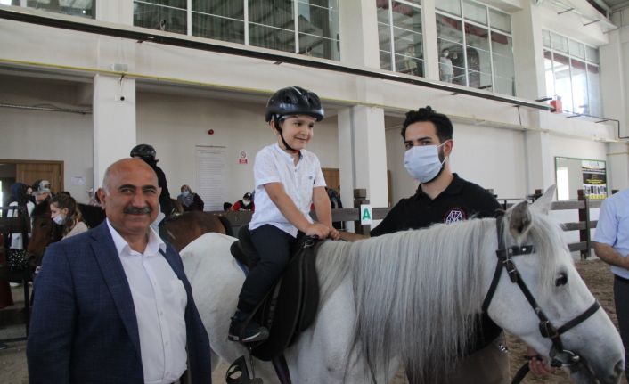 Özel çocuklar ilk kez ata binmenin heyecanını yaşadı