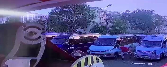 (Özel) Dolmuş şoförü kural tanımaz yolcudan canını zor kurtardı: O anlar kamerada